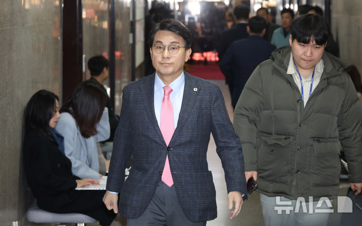 [서울=뉴시스] 조성봉 기자 = 윤상현 국민의힘 의원이 9일 오전 서울 여의도 국회에서 열린 중진회의에 참석하고 있다. 2024.12.09. suncho21@newsis.com