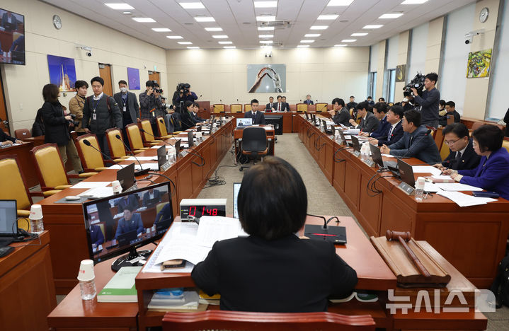 [서울=뉴시스] 고승민 기자 = 최민희 국회 과방위원장이 9일 서울 여의도 국회에서 열린 과학기술정보방송통신위원회 전체회의를 주재하고 있다. 국민의힘 의원들이 회의에 불참해 자리가 비어 있다. 2024.12.09. kkssmm99@newsis.com