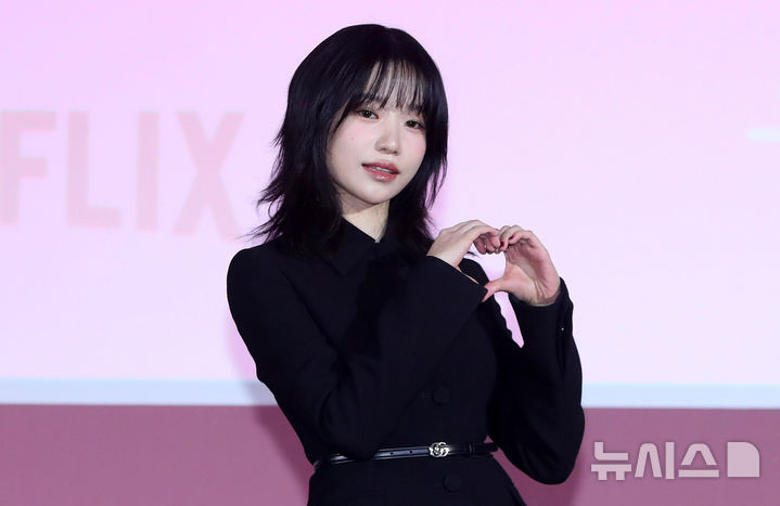 [서울=뉴시스] 김혜진 기자 = 배우 조유리가 9일 오전 서울 중구 동대문디자인플라자(DDP)에서 열린 넷플릭스 시리즈 '오징어 게임' 시즌2 제작발표회에서 포즈를 취하고 있다. 2024.12.09. jini@newsis.com