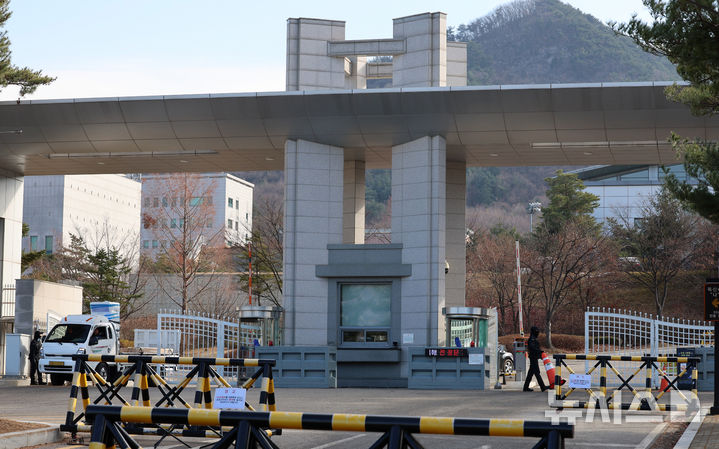 [과천=뉴시스] 이영환 기자 = 9일 오후 경기 과천시 국군방첩사령부가 보이고 있다. 검찰 비상계엄 특별수사본부(본부장 박세현 서울고검장)는 이날 오전부터 국군방첩사령부 등에 대한 압수수색을 진행하고 있다. 방첩사령부는 지난 3일 윤석열 대통령의 비상계엄 선포 당시 국회와 선거관리위원회에 병력 및 요원을 파견한 것으로 알려졌다. 2024.12.09. 20hwan@newsis.com