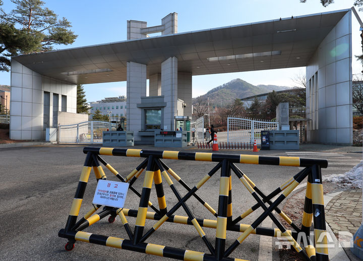 [과천=뉴시스] 이영환 기자 = 12·3 비상계엄 사태를 수사 중인 고위공직자범죄수사처(공수처)가 국군 방첩사령부에 대한 강제수사에 착수했다. 사진은 지난 9일 오후 경기 과천시 국군방첩사령부가 보이고 있다. 2024.12.09. 20hwan@newsis.com