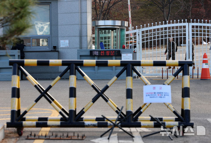 [과천=뉴시스] 이영환 기자 = 9일 오후 경기 과천시 국군방첩사령부가 보이고 있다. 검찰 비상계엄 특별수사본부(본부장 박세현 서울고검장)는 이날 오전부터 국군방첩사령부 등에 대한 압수수색을 진행하고 있다. 방첩사령부는 지난 3일 윤석열 대통령의 비상계엄 선포 당시 국회와 선거관리위원회에 병력 및 요원을 파견한 것으로 알려졌다. 2024.12.09. 20hwan@newsis.com