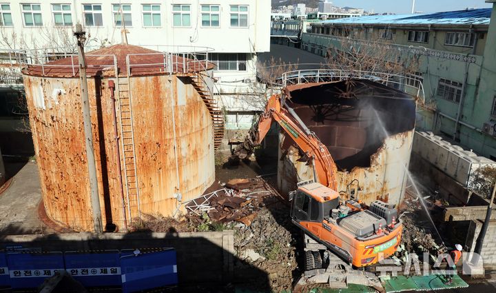 [부산=뉴시스] 하경민 기자 = 국내 최대 수산물 산지 위판장인 부산공동어시장 현대화사업이 본격적으로 시작된 9일 부산 서구 공동어시장 유류탱크를 제거하는 철거작업이 진행되고 있다.  1963년 문을 연 부산공동어시장은 근해 수산물 30%, 고등어의 경우 80%가 유통되는 곳으로, 현대화사업을 통해 위판장, 냉동창고, 판매시설 등 경매 환경을 개선하고 위판방식 등에 최신 시스템을 도입할 계획이다. 2024.12.09. yulnetphoto@newsis.com