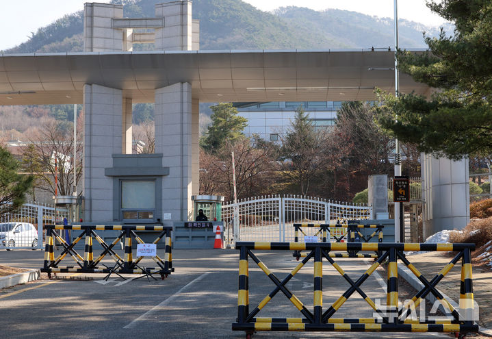 [과천=뉴시스] 이영환 기자 = 9일 오후 경기 과천시 국군방첩사령부가 보이고 있다. 검찰 비상계엄 특별수사본부(본부장 박세현 서울고검장)는 이날 오전부터 국군방첩사령부 등에 대한 압수수색을 진행하고 있다. 방첩사령부는 지난 3일 윤석열 대통령의 비상계엄 선포 당시 국회와 선거관리위원회에 병력 및 요원을 파견한 것으로 알려졌다. 2024.12.09. 20hwan@newsis.com