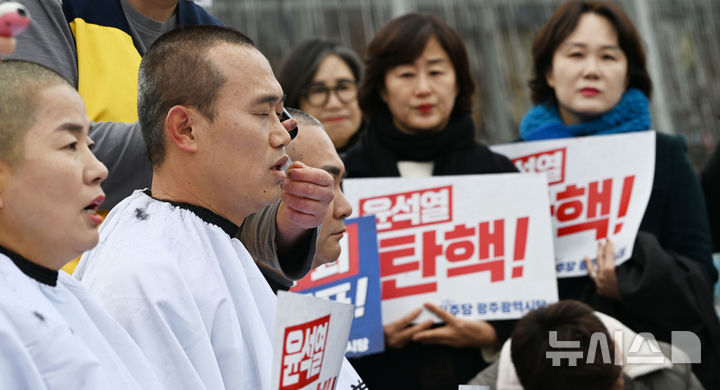 [광주=뉴시스] 이영주 기자 = 오영순(왼쪽부터) 광주 남구의원·정달성 광주 북구의원·신종혁 광주 남구의원이 9일 오후 광주 동구 5·18민주광장에서 열린 더불어민주당 소속 광주 기초·광역의원들의 윤석열 대통령 탄핵·국민의힘 규탄 기자회견에서 삭발하고 있다. 2024.12.09. leeyj2578@newsis.com