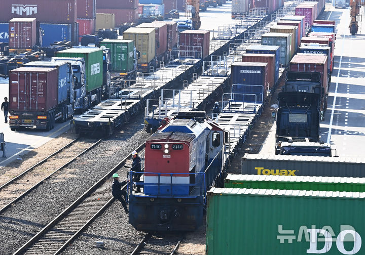 [의왕=뉴시스] 김종택 기자 = 전국철도노동조합 총파업 닷새째인 9일 경기도 의왕시 내륙컨테이너기지(ICD)에 화물열차가 이동하고 있다. 2024.12.09. jtk@newsis.com