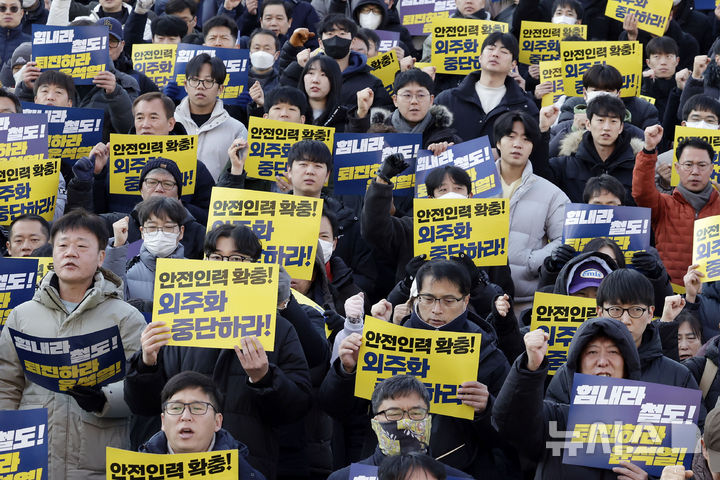 [서울=뉴시스] 최동준 기자 = 공공운수노조가 9일 서울 용산구 서울역 앞에서 철도파업지지 문화제를 열고 철도 인력 확충, 외주화 중단 등을 촉구하고 있다. 2024.12.09. photocdj@newsis.com