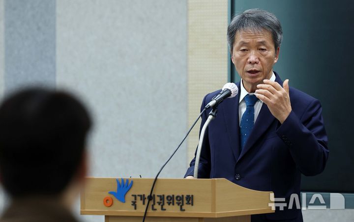 [서울=뉴시스] 고범준 기자 = 김용원 국가인권위원회 상임위원이 지난달 9일 서울 중구 국가인권위원회에서 비상계엄 선포와 해제에 따른 인권침해 문제 관련 등 입장문 발표 기자회견을 하고 있다. 2024.12.09. bjko@newsis.com
