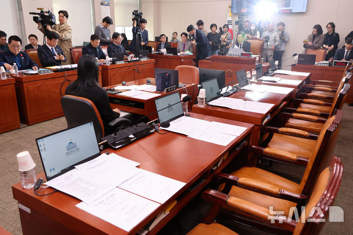 [서울=뉴시스] 권창회 기자 = 9일 오후 서울 여의도 국회에서 열린 법제사법위원회 전체회의에서 국민의힘 의원들이 불참해 자리가 비어 있다. 2024.12.09. kch0523@newsis.com
