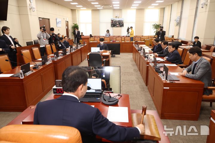 [서울=뉴시스] 조성봉 기자 = 성일종 국회 국방위원장이 9일 오후 서울 여의도 국회에서 열린 국방위원회 전체회의에서 의사봉을 두드리고 있다.2024.12.09.  suncho21@newsis.com