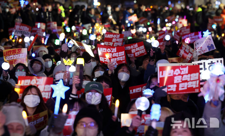 [서울=뉴시스] 홍효식 기자 = 9일 서울 여의도 국회 앞에서 시민들이 윤석열 대통령 탄핵을 촉구하고 있다. 2024.12.09. yesphoto@newsis.com