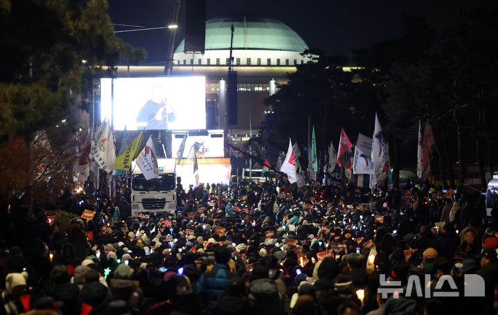 [서울=뉴시스] 홍효식 기자 = 9일 서울 여의도 국회 앞에서 시민들이 윤석열 대통령 탄핵을 촉구하고 있다. 2024.12.09. yesphoto@newsis.com