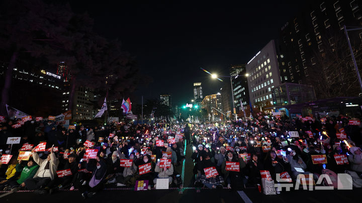 [서울=뉴시스] 홍효식 기자 = 9일 서울 여의도 국회 앞에서 시민들이 윤석열 대통령 탄핵을 촉구하고 있다. 2024.12.09. yesphoto@newsis.com