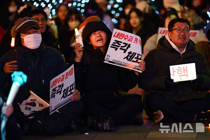 [광주=뉴시스] 이영주 기자 = 9일 오후 광주 동구 5·18민주광장에서 열린 '윤석열 탄핵·구속, 국민의힘 해체 촉구 광주시민시국성회'에서 시민들이 윤 대통령 탄핵을 촉구하고 있다. 2024.12.09. leeyj2578@newsis.com