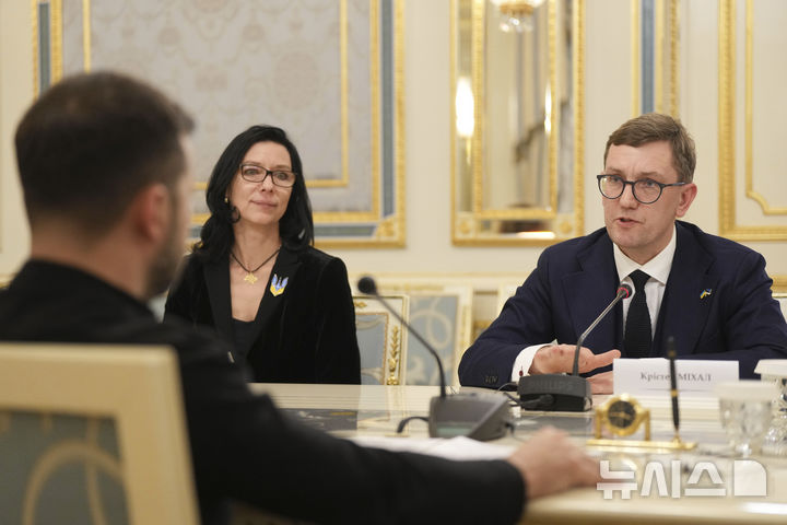 [키이우=AP/뉴시스] 크리스텐 미할(오른쪽) 에스토니아 총리가 2024년 12월 9일 우크라이나 키이우를 방문해 볼로디미르 젤렌스키 대통령과 회담하고 있다. 에스토니아는 우크라이나의 강력한 동맹국으로, 방위 지원을 통해 우크라이나를 돕고 있다. 2025.03.04.