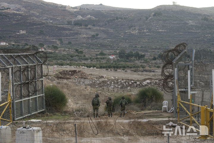 [AP/뉴시스] 9일 이스라엘 군인들이 골란고원 인근의 완충지대가 시작되는 알파선 부근에서 시리아 땅을 바라보고 있다