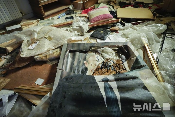 [다마스쿠스=AP/뉴시스] 지난 8일(현지시각) 시리아 다마스쿠스의 바샤르 알아사드 전 대통령 자택에 고(故) 하페즈 알아사드 시리아 전 대통령의 초상화가 깨진 채 바닥에 놓여 있다. 2024.12.10.