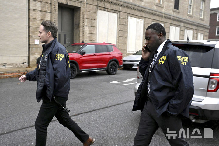 [앨투너=AP/뉴시스]미 연방수사국(FBI)과 뉴욕경찰청 합동수사대원들이 9일(현지시각) 의료보험사 유나이티드 헬스케어의 CEO 살해 용의자 루이기 만지오네가 잡혀 있는 앨투너 경찰서에서 나오는 모습. 2024.12.10.