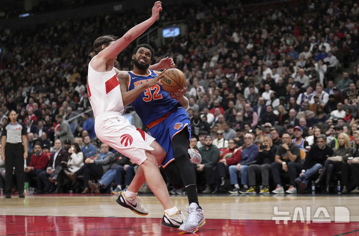 [토론토=AP/뉴시스] 미국프로농구(NBA) 뉴욕 닉스의 칼 앤서니 타운스. 2024.12.09.