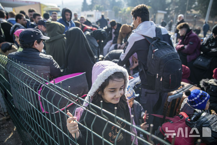 [AP/뉴시스] 10일 튀르키예 남부 접경지 아르타키아 인근의 실베고주 국경통과지에서 시리아 난민 가족들이 시리아 입국을 기다리고 있다 