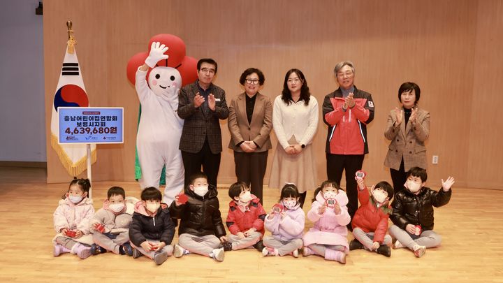 [보령=뉴시스] 보령문화의 전당에서 열린 '희망2025 공동모금회 캠페인 순회모금'에서 김동일 보령시장 등 참석자들이 기념촬영을 하고 있다. (사진=보령시 제공) 2024.12.10. photo.newsis.com *재판매 및 DB 금지