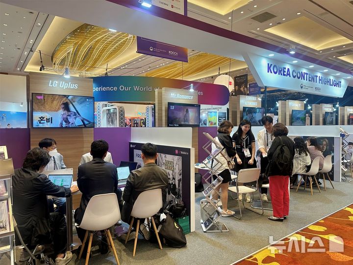 [서울=뉴시스] 문화체육관광부와 한국콘텐츠진흥원은 지난 4~6일 싱가포르에서 열린 '아시아 TV 포럼&마켓 2024'에서 한국공동관을 운영하고, K-콘텐츠&포맷 쇼케이스를 개최했다. (사진=콘진원 제공) photo@newsis.com *재판매 및 DB 금지