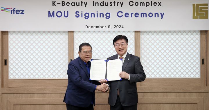 [인천=뉴시스] 윤원석(오른쪽) IFEZ 청장과 필리핀 LCS Holdings 루이스 샤빗 싱손(Luis Chavit Singson)회장이 협약서 서명 후 기념촬영을 하고 있다. (사진=인천경제청 제공) 2024.12.10. photo@newsis.com *재판매 및 DB 금지