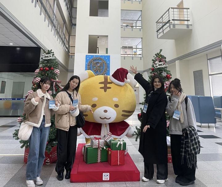 [대전=뉴시스] 대전 배재대의 '제1회 배재글로벌안항캠프'에 참가한 외국인 유학생들이 기념촬영을 하고 있다. (사진=배재대 제공) 2024.12.10. photo.newsis.com *재판매 및 DB 금지