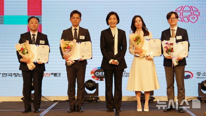 [부천=뉴시스] 정일형 기자 = 가톨릭대 성재열 교수(맨 왼쪽)가 ‘2024 기업가정신 확산 및 진흥 유공 시상식’에서 중소벤처기업부 장관 표창을 수상했다. (사진은 가톨릭대 제공)