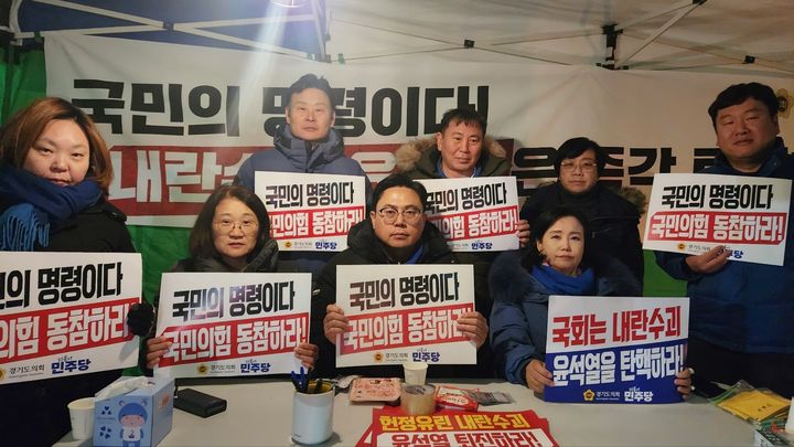 [수원=뉴시스] 경기도의회 최종현 더불어민주당 대표의원을 비롯한 민주당 대표단이 10일 오전 도의회 앞 공원부지에서 24시간 릴레이 천막농성을 진행하고 있다. (사진=경기도의회 제공) 2024.12.10. photo@newsis.com *재판매 및 DB 금지