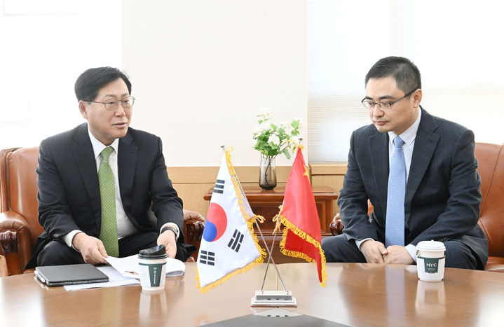 [세종=뉴시스]최지영 기획재정부 국제경제관리관이 10일 서울 종로구 정부서울청사에서 팡쿤 주한 중국대사관 대사대리와 면담을 진행하고 있다. (사진=기획재정부 제공) *재판매 및 DB 금지