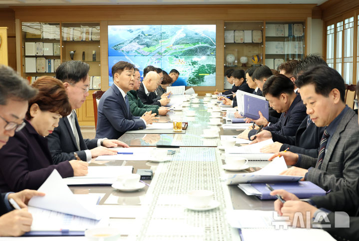 [전주=뉴시스] 김관영 전북지사는 10일 전북특별자치도청 회의실에서 실국장과 주요 부서장들과 비상시국 대응을 위한 현안 간부회의를 가지고 있다. 2024.12.10 *재판매 및 DB 금지