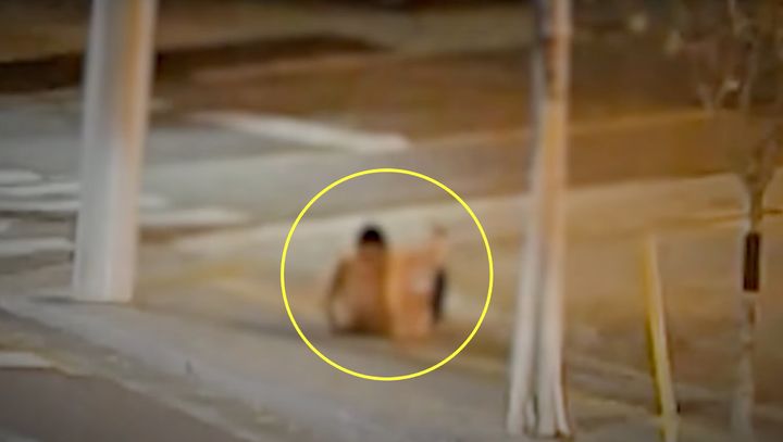 지난달 18일 금천구의 한 횡단보도 앞에서 길을 걷던 여성이 비틀거리며 주저앉았다. 시민들이 여성을 도우려 대화를 시도했지만 이 여성은 얼굴과 손을 떨며 대화를 이어 나가지 못했다. (사진=경찰청 유튜브) *재판매 및 DB 금지