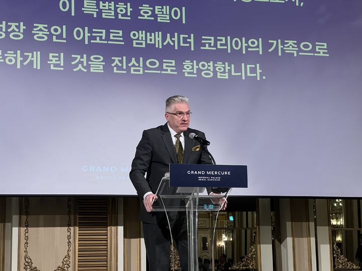 [서울=뉴시스] 김민성 기자 = 10일 오전 서울 강남구 언주로 그랜드 머큐어 임피리얼 팰리스 서울에서 열린 기자간담회에서 빈센트 르레이 아코르 앰배서더 코리아 운영총괄사장이 환영사를 하고 있다. 2024.12.10. kms@newsis.com *재판매 및 DB 금지