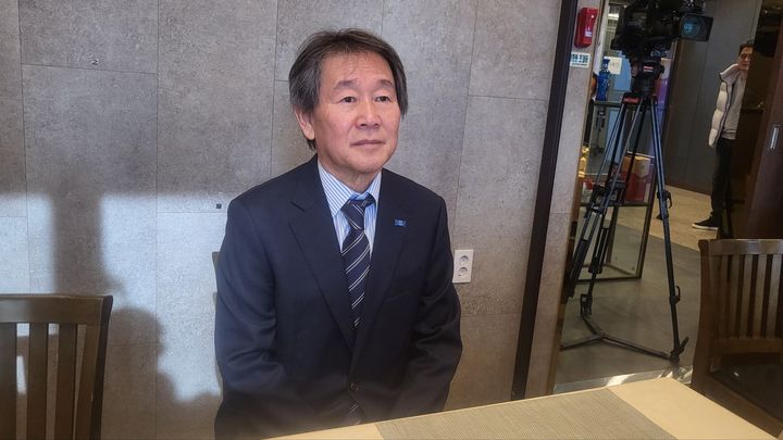 [세종=뉴시스] 송승화 기자 = 10일 세종시 모처에서 기자들을 만난 김갑년 조국혁신당 세종시 창당준비위원장이 그동안 과정을 설명하고 있다. 2024.12.10. ssong1007@newsis.com *재판매 및 DB 금지