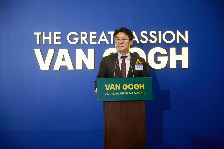 [서울=뉴시스] '불멸의 화가 반 고흐 전' 개막행사에서 김한모 HMG그룹 회장이 인사말을 하고 있다. 2024.12.10 (사진 제공=HMG그룹) photo@newsis.com *재판매 및 DB 금지