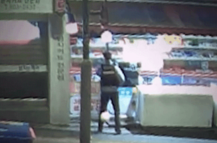 폐쇄회로(CC)TV에는 무인점포로 달려가 사탕을 구매하는 경찰관의 모습이 담겨 있었다. 경찰관은 여성의 혈당을 올리기 위해 신속히 사탕을 구매해 현장으로 돌아왔다. (사진=경찰청 유튜브) *재판매 및 DB 금지