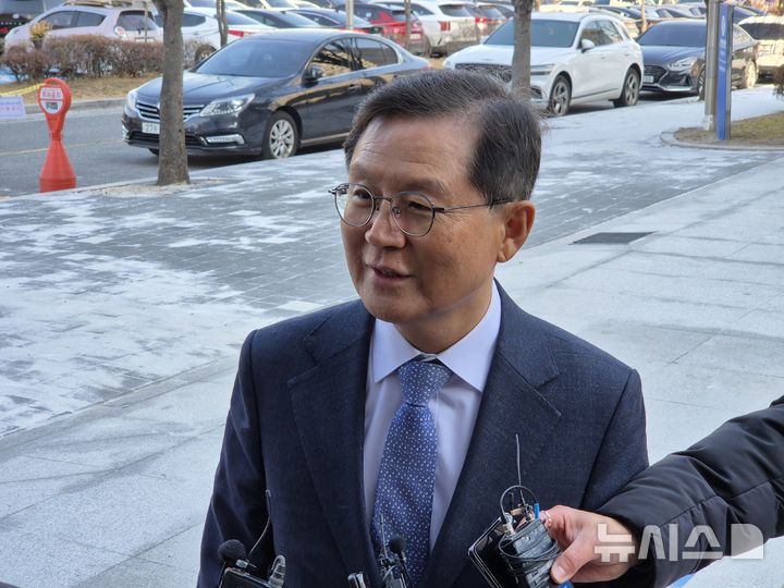 [청주=뉴시스] 연현철 기자 = 공직선거법 위반 혐의로 불구속 기소된 윤갑근 전 국민의힘 충북도당위원장이 10일 첫 공판에 출석하기 전 청주지방법원 법정동 앞에서 취재진들의 질문에 답하고 있다. 2024.12.10. yeon0829@newsis.com