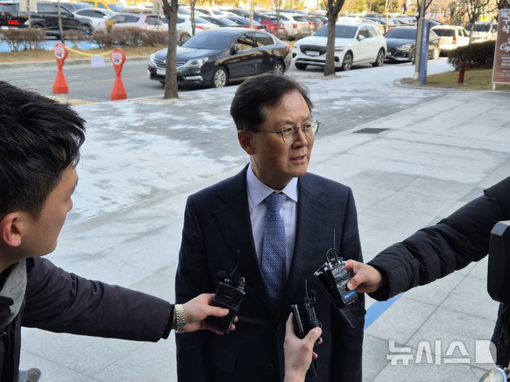 [청주=뉴시스] 연현철 기자 = 공직선거법 위반 혐의로 불구속 기소된 윤갑근 전 국민의힘 충북도당위원장이 10일 첫 공판에 출석하기 전 청주지방법원 법정동 앞에서 취재진들의 질문에 답하고 있다. 2024.12.10. yeon0829@newsis.com