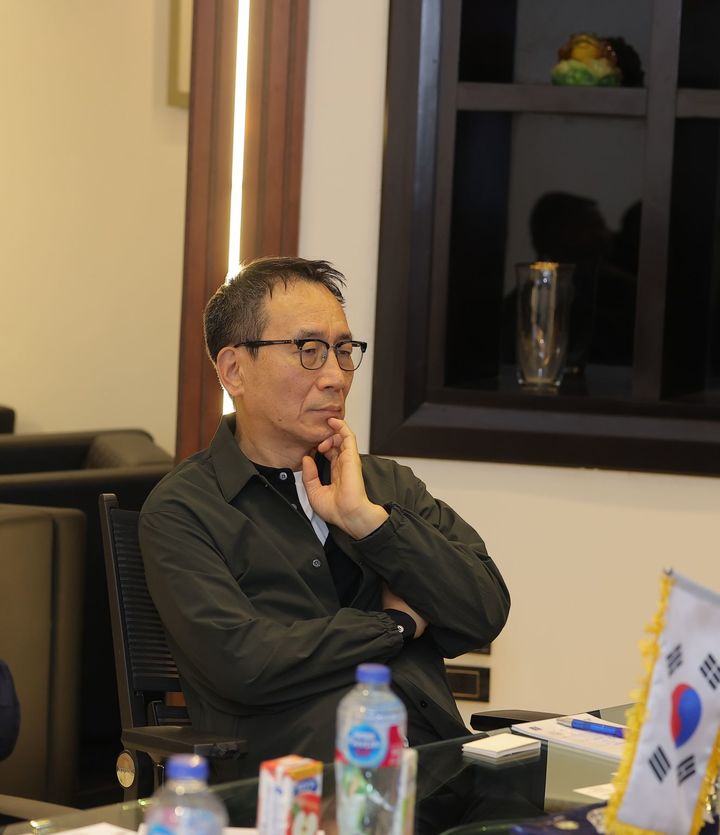 [서울=뉴시스] 정몽혁 현대코퍼레이션 회장이 지난해 이집트를 방문해 현지 가전 시장 현황과 '현대' 브랜드 가전 사업 등을 점검하고 있다. (사진=링크드인 갈무리) 2024.12.10 photo@newsis.com *재판매 및 DB 금지