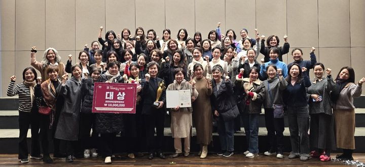 [대구=뉴시스] 수성구여성합창단이 제18회 거제전국합창경연대회에서 대상을 수상했다. (사진 = 대구시 수성구 제공) 2024.12.10. photo@newsis.com *재판매 및 DB 금지