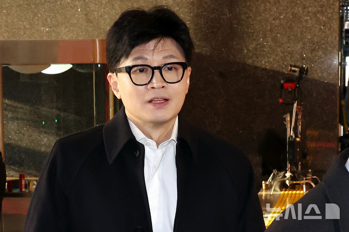 [서울=뉴시스] 조성우 기자 = 한동훈 국민의힘 대표가 10일 오전 서울 여의도 국회로 출근하고 있다. 2024.12.10. xconfind@newsis.com