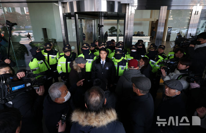 [서울=뉴시스] 김선웅 기자 = 10일 서울 중구 진실·화해를위한과거사정리위원회 앞에서 국가폭력피해범국민연대 관계자들이 박선영 신임 진실화해위원장 출근을 저지하기 위해 위원회로 향하는 중 건물 관계자 및 경찰에게 제지되고 있다. 2024.12.10. mangusta@newsis.com