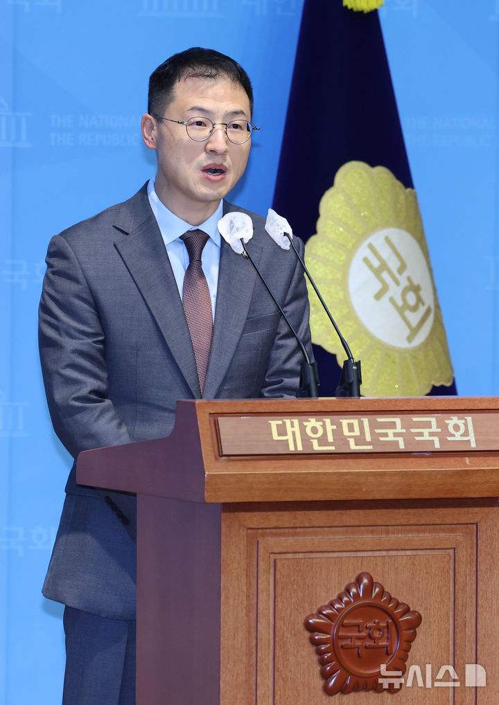 [서울=뉴시스] 권창회 기자 = 김상욱 국민의힘 의원이 10일 오전 서울 여의도 국회 소통관에서 기자회견을 열고 윤석열 대통령의 사죄와 즉시 하야를 촉구하고 있다. 2024.12.10. kch0523@newsis.com