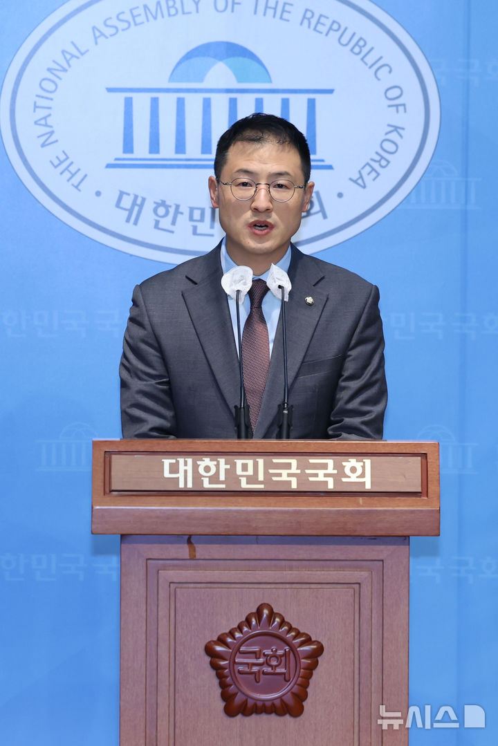 [서울=뉴시스] 권창회 기자 = 김상욱 국민의힘 의원이 10일 오전 서울 여의도 국회 소통관에서 기자회견을 열고 윤석열 대통령의 사죄와 즉시 하야를 촉구하고 있다. 2024.12.10. kch0523@newsis.com