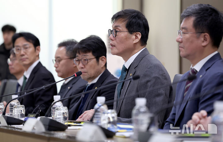 [서울=뉴시스] 전신 기자 = 이창용 한국은행 총재가 10일 서울 중구 한국은행에서 열린 야3당 긴급 경제상황 현장점검 회의에서 발언을 하고 있다. (공동취재) 2024.12.10. photo@newsis.com