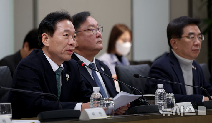 [서울=뉴시스] 전신 기자 = 10일 서울 중구 한국은행에서 열린 야3당 긴급 경제상황 현장점검 회의에서 정태호 국회 기획재정위원회 야당 간사가 발언을 하고 있다. (공동취재) 2024.12.10. photo@newsis.com