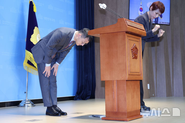 [서울=뉴시스] 권창회 기자 = 김상욱 국민의힘 의원이 10일 오전 서울 여의도 국회 소통관에서 윤석열 대통령의 사죄와 즉시 하야 등을 촉구하는 기자회견을 마치고 인사하고 있다. 2024.12.10. kch0523@newsis.com