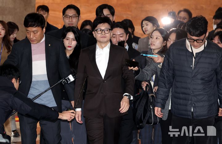 [서울=뉴시스] 조성봉 기자 = 한동훈 국민의힘 대표가 10일 오전 서울 여의도 국회에서 열린 비상 의원총회에 참석하고 있다. 2024.12.10. suncho21@newsis.com