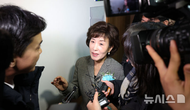 [서울=뉴시스] 김선웅 기자 = 박선영 신임 진실화해위원장이 10일 서울 중구 진실·화해를위한과거사정리위원회에서 열린 취임식 마친 뒤 취재진으로부터 질문을 받고 있다. 2024.12.10. mangusta@newsis.com